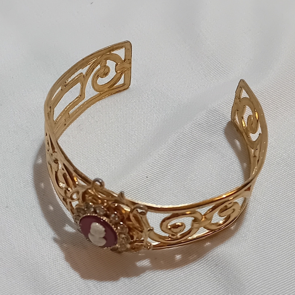 Vintage Coro Gold Cameo Bracelet - Picture 9 of 13